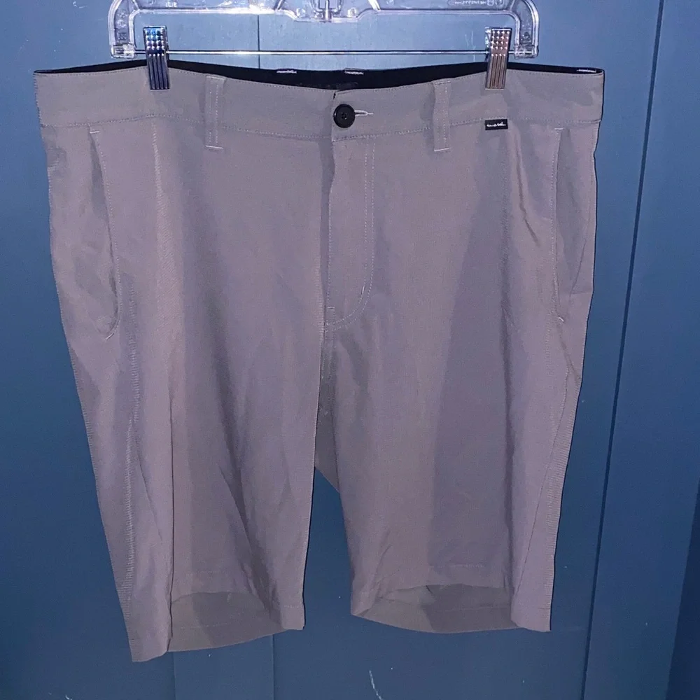 Travis Mathew Men's Gray Shorts with Pockets - Picture 1 of 8